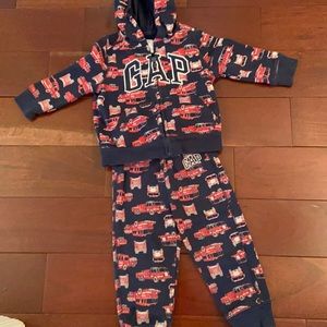Gap firetruck sweatsuit size 2t